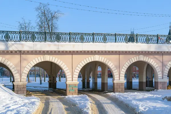 Parte da ponte Alexander através do rio Orlik com arcos — Fotografia de Stock