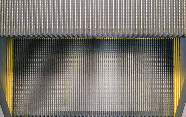Superficie de un escalón de escalera mecánica con un suelo corrugado de metal — Foto de Stock