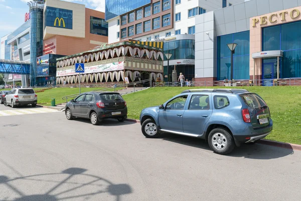 Automobily Renault na parkování poblíž turistické multifunkční obchodní centrum — Stock fotografie