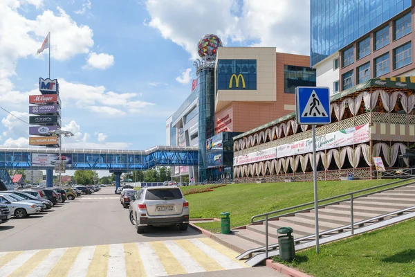 Travessia de pedestres em frente ao centro comercial multifuncional turístico — Fotografia de Stock