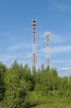 Bir cep telefonu antenler ile iki kule