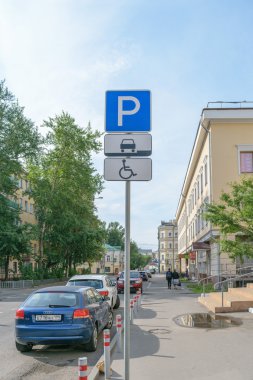Geçersiz yolcu araçlık park yeri gösteren yol işaret