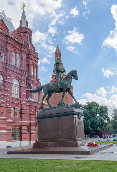 歴史博物館の建物の近くのジューコフ元帥の銅像 — ストック写真