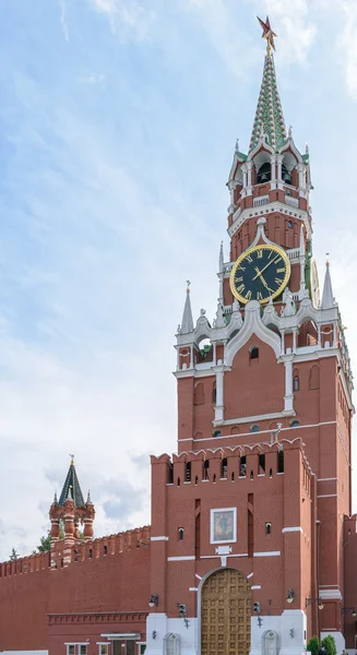 Spasskaya Tower of the Kremlin wall with chimes and Borovitsky gates — Stock Photo, Image