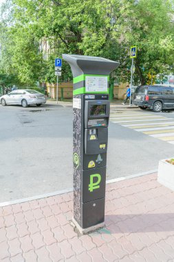 Bir yaya geçidi asfalt yol yakınındaki Park makine