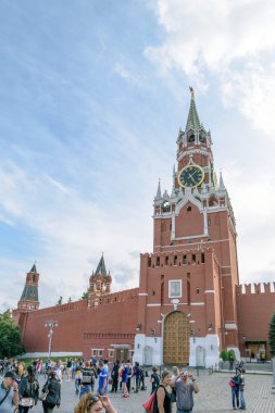 Kızıl Meydan kapı Borovitsky kapısı Borovitsky Kremlin Spassky Kulesi önünde insanlar