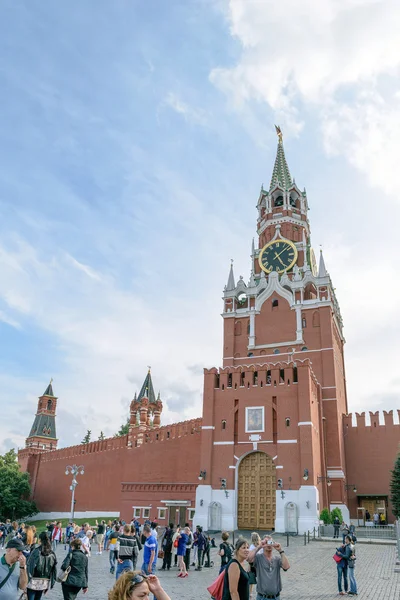 People on the Red Square in front of the gate Borovitsky of the gate Borovitsky of the Kremlin Spassky Tower — Stock Photo, Image