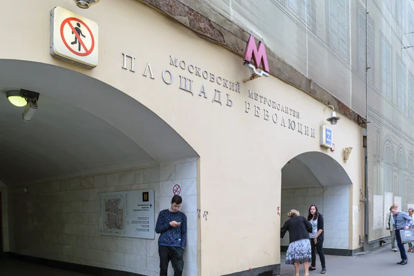Mensen in de buurt van de ingang van het station "Plein van de revolutie" Moskou Metro — Stockfoto