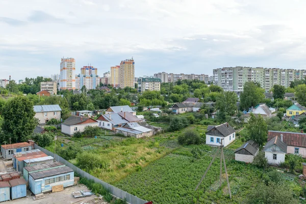 庭園のプロット、多階建ての住宅建物の近くの果樹園 ストックフォト