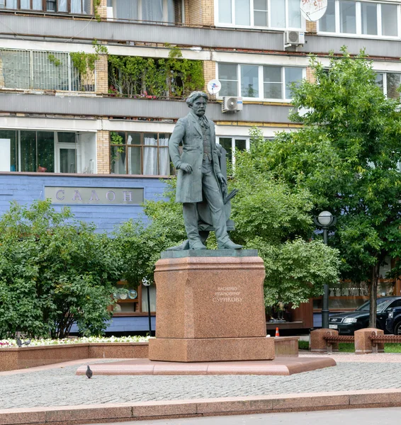 著名的俄罗斯画家瓦西里 · 伊万诺维奇 · 苏里科夫的纪念碑 — 图库照片