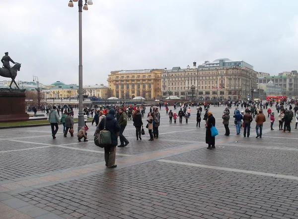 Persone sulla piazza di Mosca (Russia ). — Foto Stock