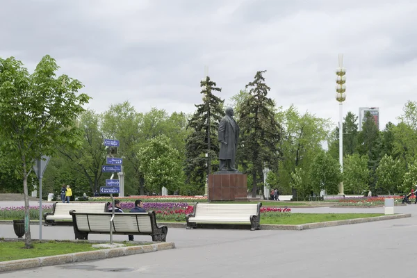 OREL (RUSSIE) en Mai 19, 2015 - Une statue de Lénine sur VDNH (Russian Exhibition Center ) — Photo