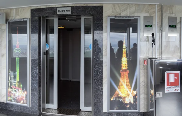 OREL (РОССИЯ), 19 мая 2015 г. - Вход в лифт на смотровую площадку Останкинской телебашни — стоковое фото