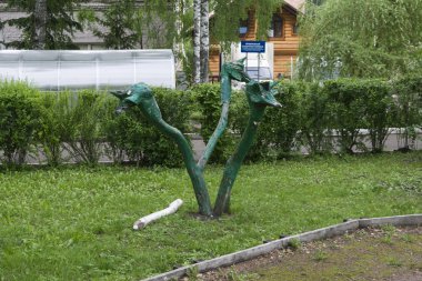 Üç başlı yılan-(Park ahşap heykel yapılmış ejderha)