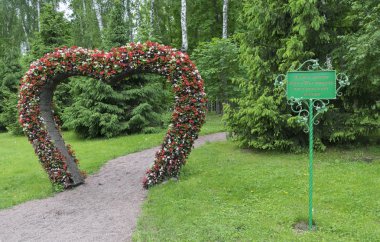 taze çiçek parkta büyük kalp (bahçevan şekil). oturum açmak 