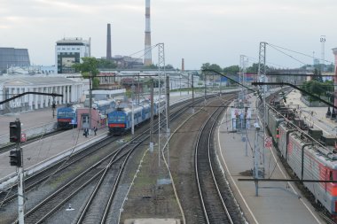 Tren İstasyonu. Trenler, platform, vagonlar, insanlar. En yüksek noktası görünümünden