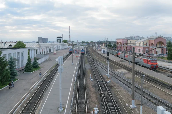 Железнодорожный вокзал Поезда, платформы, вагоны, люди — стоковое фото