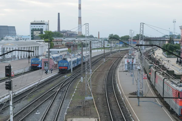 철도 역입니다. 열차, 플랫폼, 마차, 사람들입니다. 가장 높은 지점에서 보기 — 스톡 사진