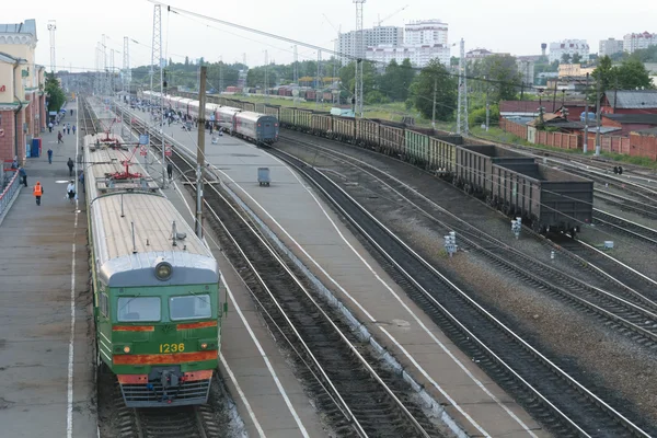 Railway station. Trains, platform, wagons, people. An empty freight train — Stock Photo, Image