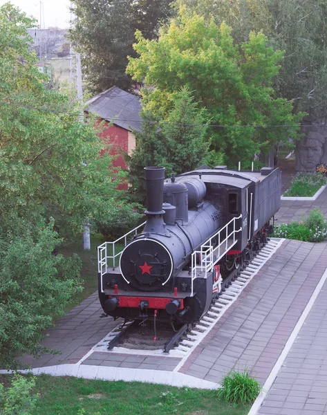 OREL (RUSSIA) em JUNHO 19, 2015 - Monumento de locomotiva a vapor antiga, operado durante a Primeira e Segunda Guerra Mundial — Fotografia de Stock