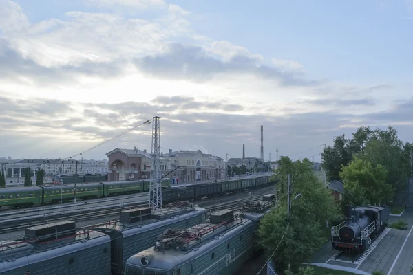 Orel (러시아) 2015 년 6 월 19 일-에 구름과 푸른 저녁 하늘 아래 (승객 및 화물) 기차 역 — 스톡 사진