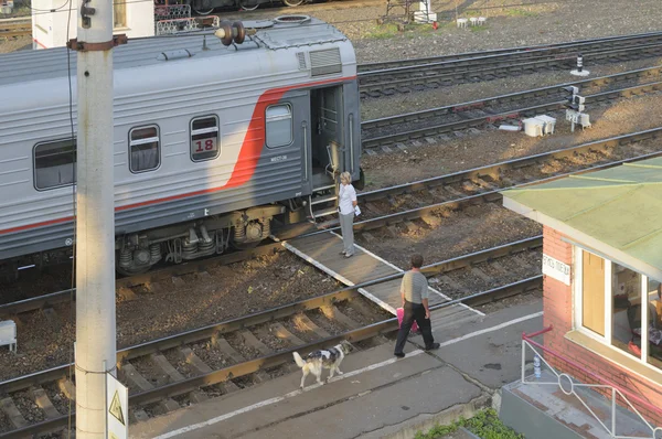 Orel (러시아)에서 2015 년 6 월 19 일-지휘자 역에서 여객 열차의 출발 하기 전에 차 근처에 서 — 스톡 사진