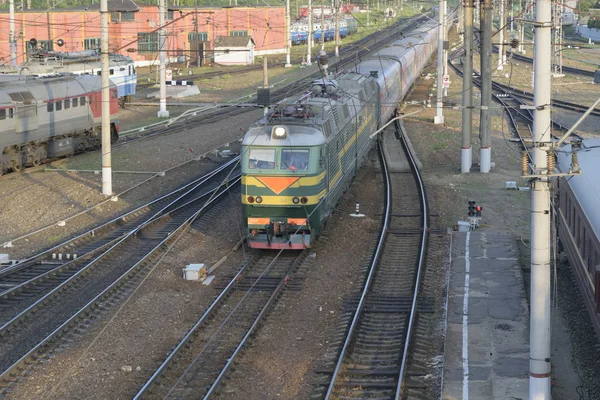 Le train de voyageurs arrive à la gare — Photo