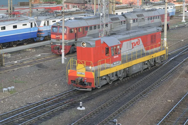 2015 년 6 월 19 일-에 Orel (러시아) 디젤 유형 Chme3t-7451 기차 역에서 레일에 이다. 전면 왼쪽의 상위 뷰 — 스톡 사진