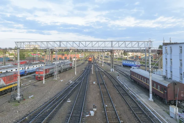 Orel (러시아) 2015 년 6 월 19 일-에서 주요 기차역. 거리에 기지개 하는 레일. 결함 검출기 자동차 트랙 건물 근처에 있다. 몇 가지 구름과 푸른 하늘 — 스톡 사진