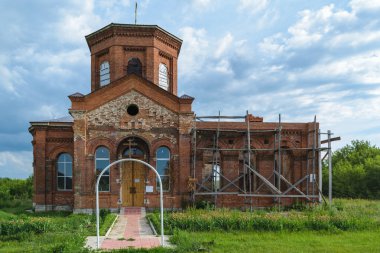 Tuğla restorasyonu yer alan kırsal, Eski Ortodoks Kilisesi