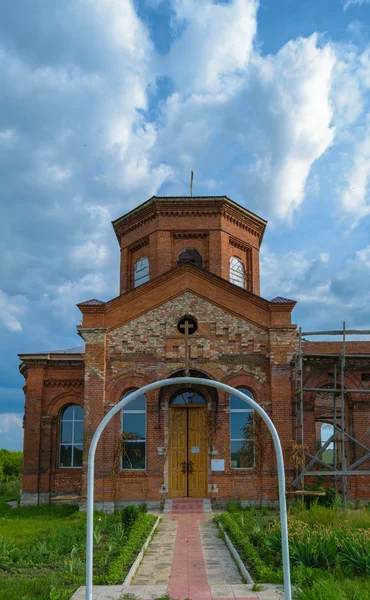 Entrance to the ancient Orthodox church of bricks in the country countryside, situated on the restoration — Stock Photo, Image