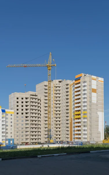 新しい高層マンションの建設のタワー クレーン — ストック写真
