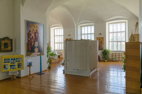 Großer zylindrischer Behälter für Weihwasser in russischer Kirche — Stockfoto