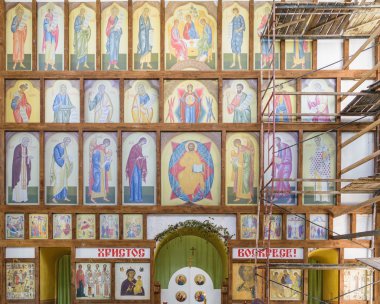 İkonostasisin yenileme kilisede altında