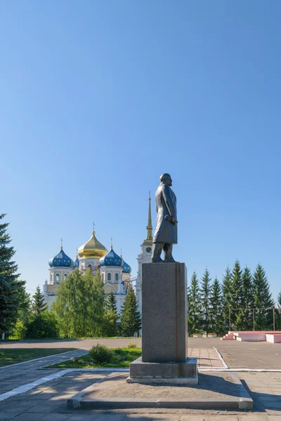 Monument to Lenin on a background of the Holy Trinity church — Stock Photo, Image