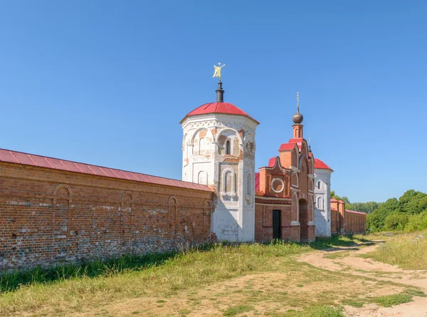 Röda tegelväggar och huvudentrén till klostret — Stockfoto