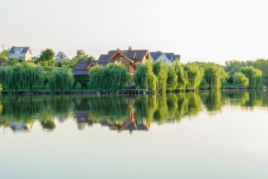 Yeşil Göl kıyı Söğütler