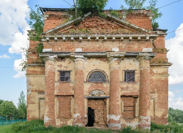 Overgrown temple — Stock Photo, Image