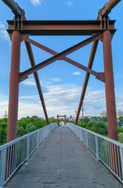 Eski paslı demir yaya köprüsü