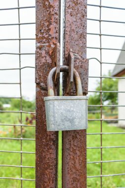 Eski kilidi paslı Kapıda asılı