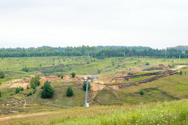 Строительство горнолыжного склона для зимнего курорта — стоковое фото