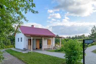 Akşam güzel park genel tuvalette. Yan görünüm