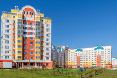 Yeni Konut mahallede güzel bir çok katlı evinin önünde Bahçesi