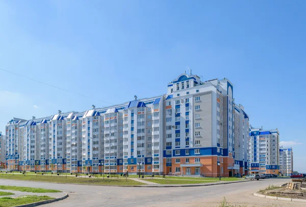 Beautiful multi-storey residential building in new district of city — Stock Photo, Image