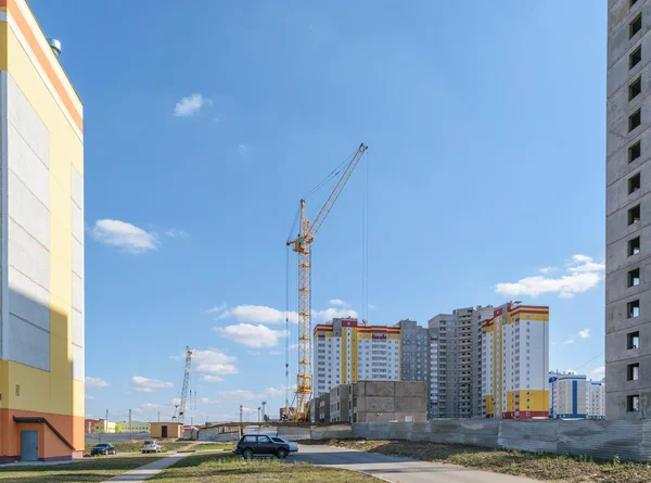 立体パネルの新しい家の建設現場のタワー クレーン — ストック写真