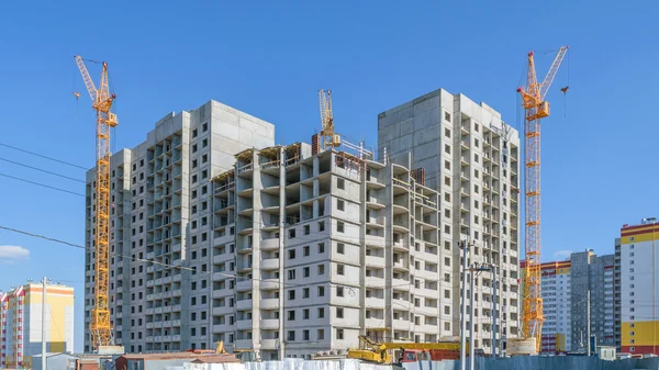 Bouw van nieuwe meerdere verdiepingen deelvenster huis. Drie toren kranen — Stockfoto