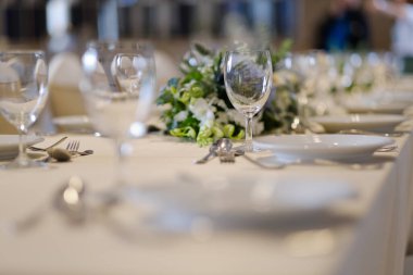 Masanın üzerinde boş cam su var.