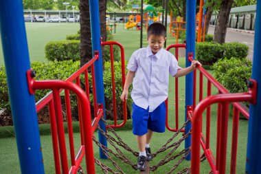 Oyun bahçesinde oynayan çocuklar, mutlu çocuk.