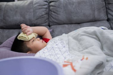 Çocuk hasta yatıyor, ateşi var.