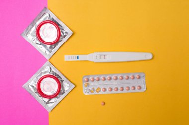 Doğum kontrol haplı prezervatif, güvenli seks.